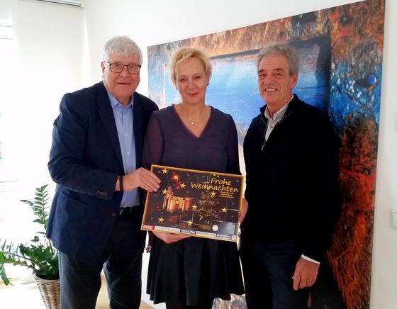 Vorstandsvorsitzender Dr. Lothar Beseler traf Gudrun Fuß und Peter Megens von der Hospizbewegung Meerbusch zur Spendenübergabe